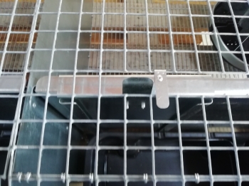 Клетка для кроликов с увеличенными маточниками сбор навоза в канал.